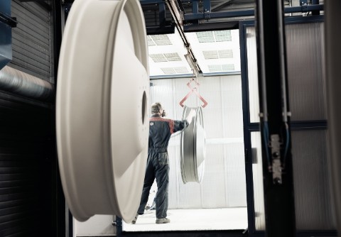 Pagina 4 bolletje met poedercoater in kleur