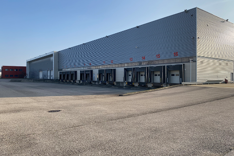 De opening van het distributiecentrum in Saint Quentin Fallavier (bij Lyon), Frankrijk