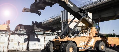 headerbeeld_em_aeolus_ain47_reach stacker_aeolus_industrie